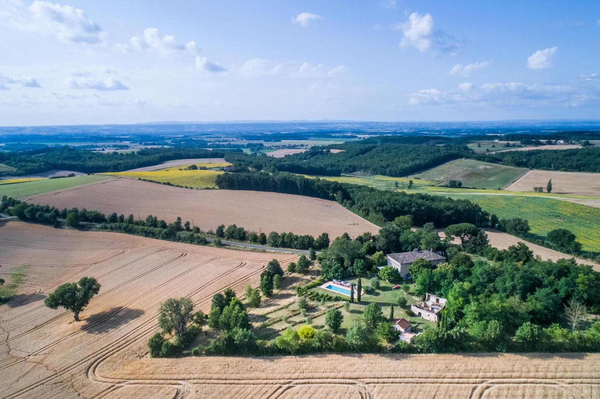 Au Mas Des Calmettes Bed & Breakfast Parisot  Exterior photo