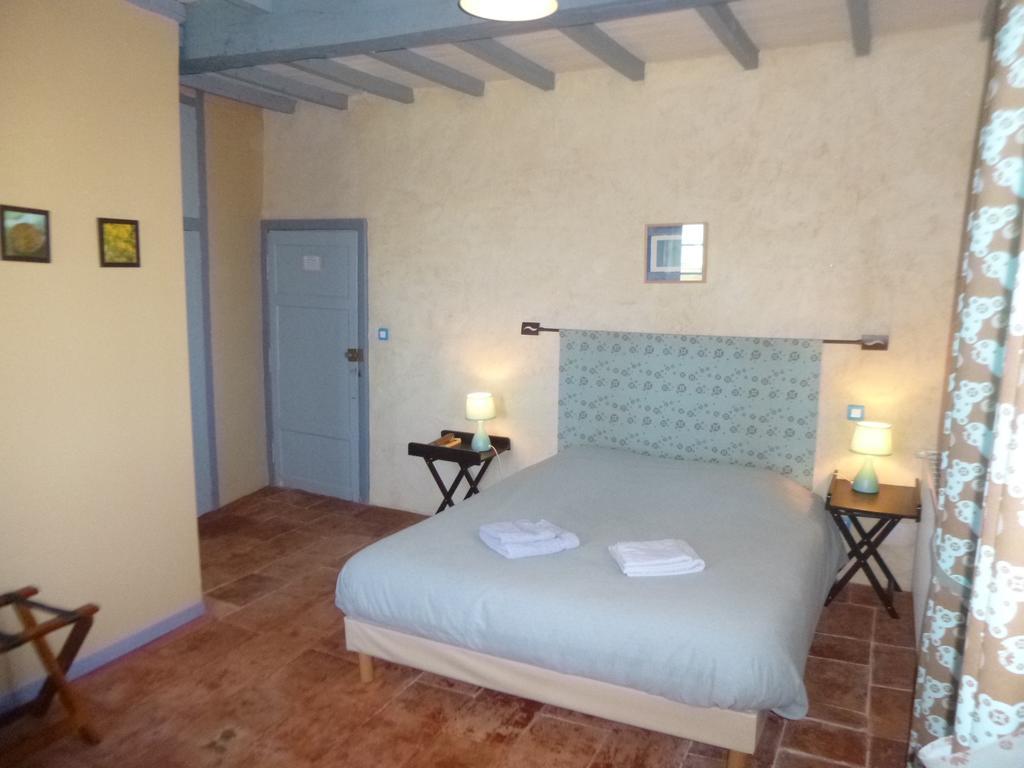 Au Mas Des Calmettes Bed & Breakfast Parisot  Room photo