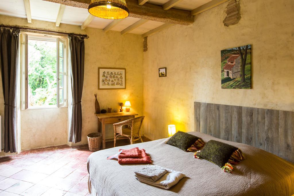 Au Mas Des Calmettes Bed & Breakfast Parisot  Exterior photo