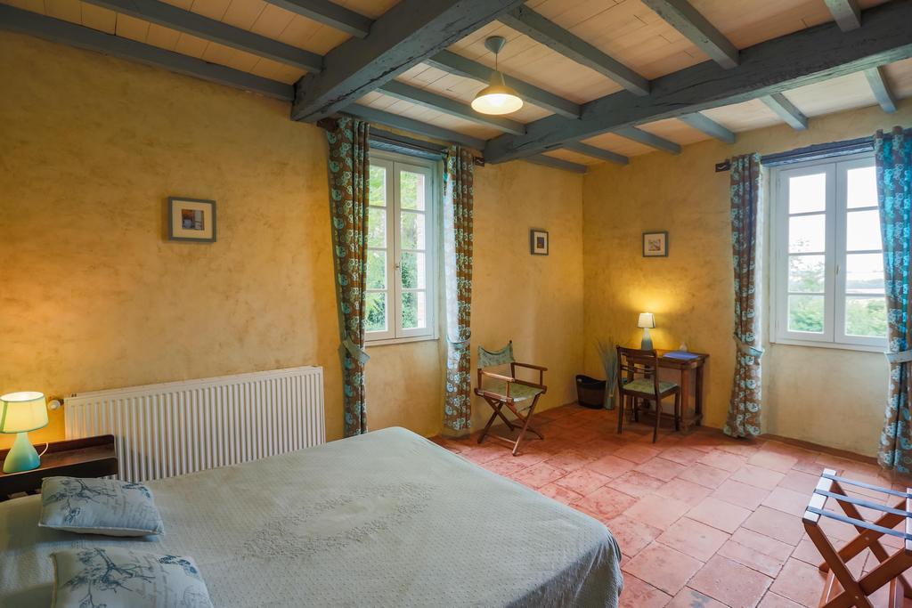 Au Mas Des Calmettes Bed & Breakfast Parisot  Exterior photo